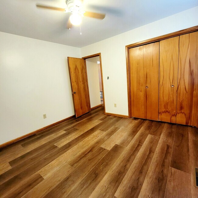 Building Photo - 2279 Lyndhurst Ave