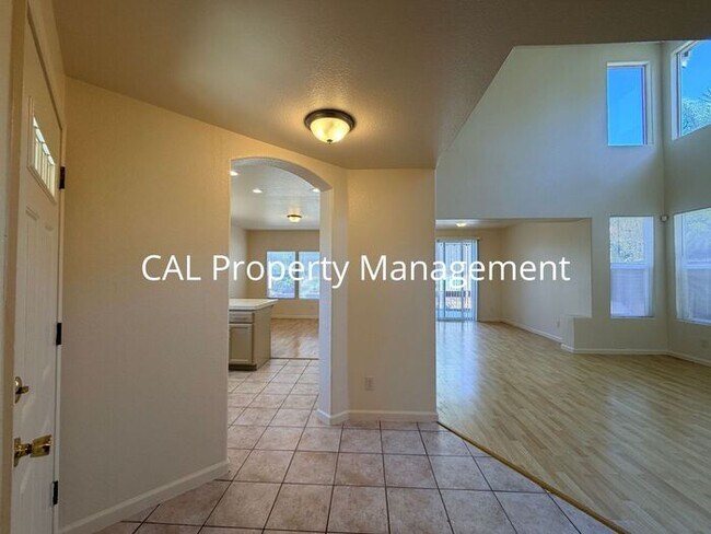 Foto del edificio - Stunning 5 Bed/3 Bath Home with Fireplace & 2 Car Garage