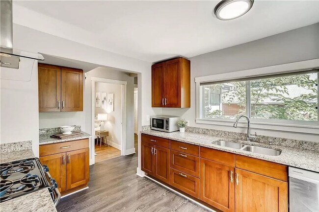 Building Photo - 3 BED 1 BATH SINGLE FAMILY FOR RENT