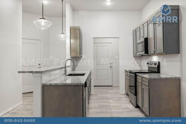 Foto del edificio - Beautiful 2 Bedroom - AVAILABLE NOW & BRAN...