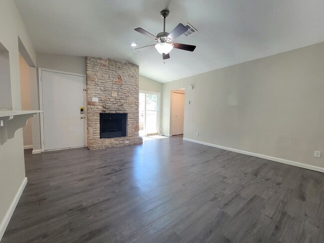 Building Photo - 907 Bird Creek Dr