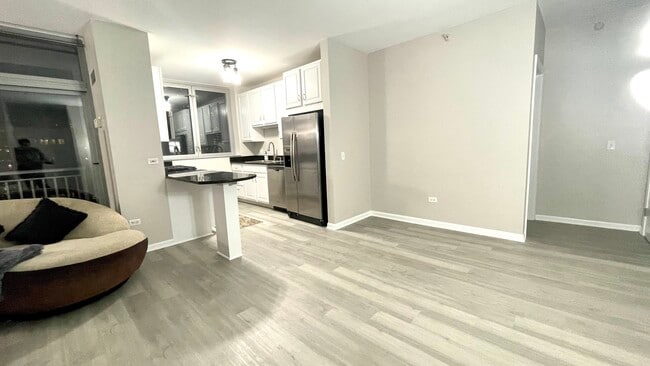 Dining Area - 600 N Dearborn St