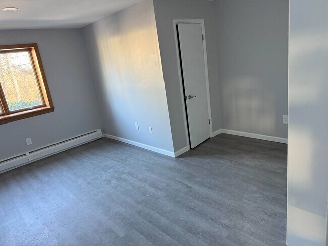 Building Photo - 19 Rossmore Ave