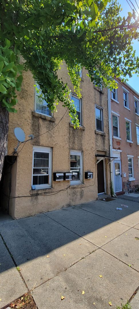 Building Photo - 611 N Front St