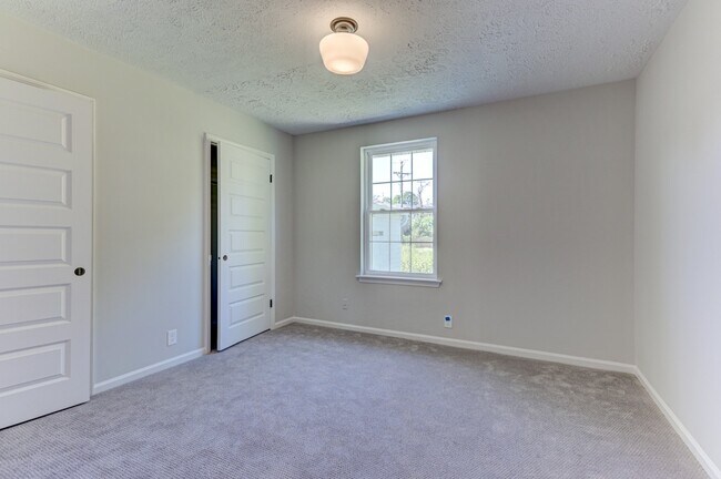 Foto del edificio - 2326 Brittany Dr