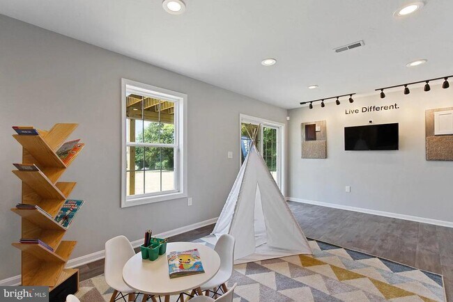 Building Photo - 332 Avon Dr