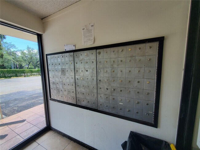 Foto del edificio - 16950 W Dixie Hwy