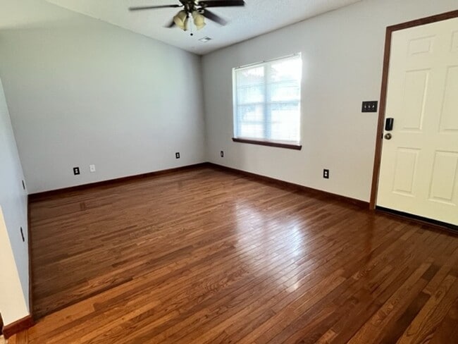 Building Photo - Three Bedroom in WILLOW RUN!