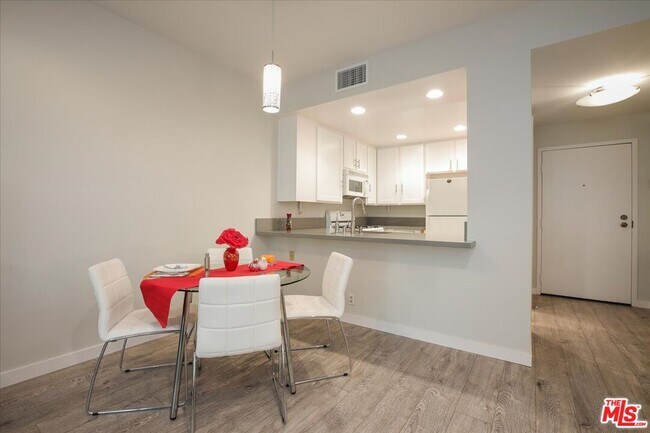 Foto del edificio - 8675 Falmouth Ave