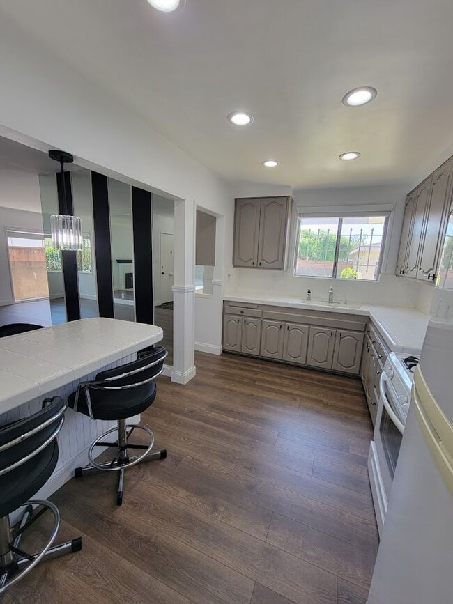 Building Photo - SPACIOUS 3BD/2BA WITH GARAGE, LAUNDRY AND ...
