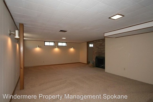 Building Photo - 1212 E 55th Ave