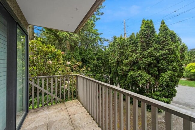 Building Photo - 2 bedroom in Bellevue WA 98004