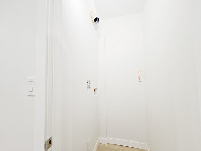 Photo du bâtiment - 1812 155 Ave NW
