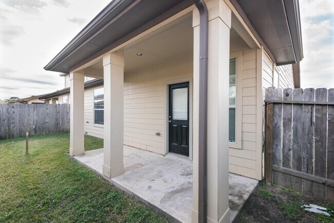 Foto del edificio - Bavaria - 9722 Floria Ct, Houston, TX, 77044