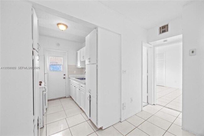 Foto del edificio - 2072 NE 169th St