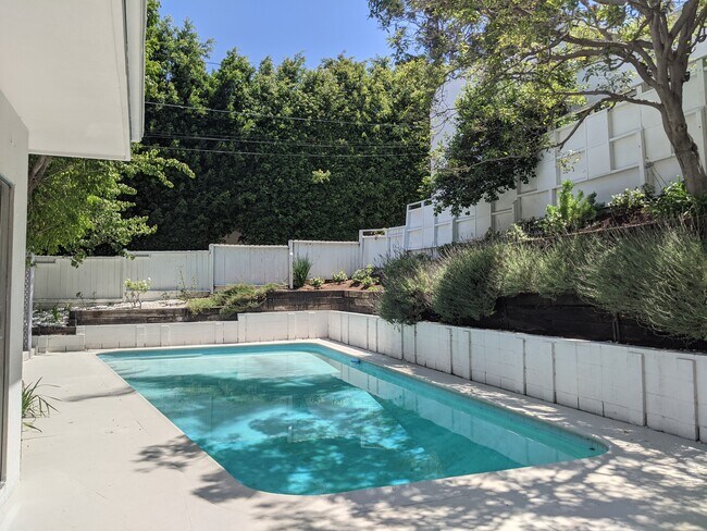 Foto del edificio - 1484 N Doheny Dr