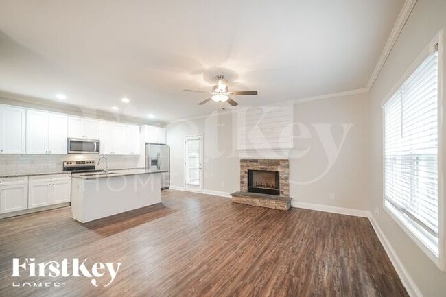 Building Photo - 28 E Newnan Rd