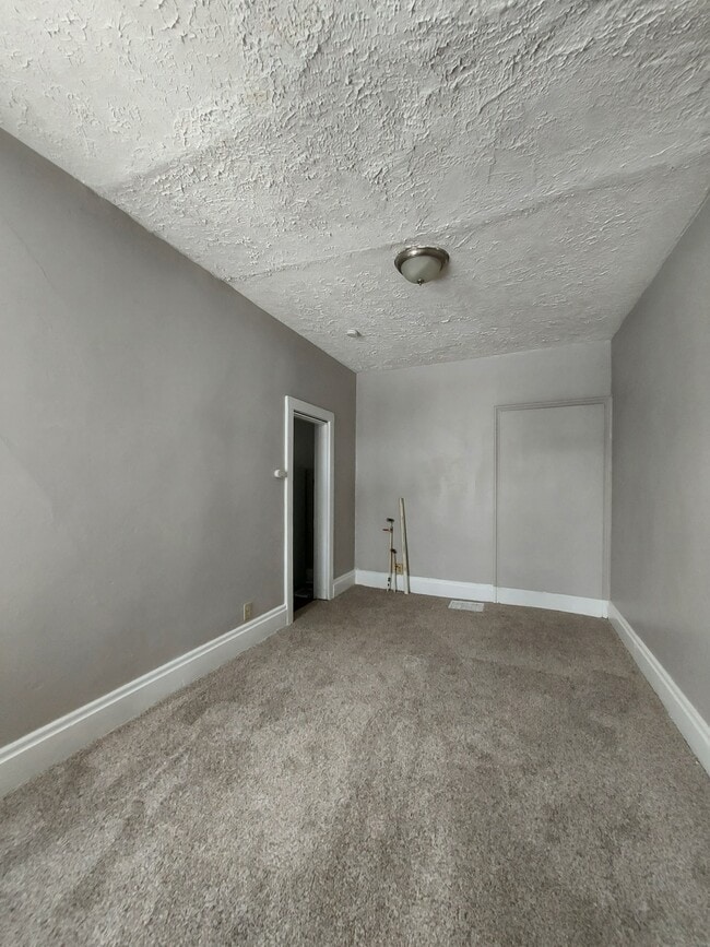 Foto del edificio - 242 W Main St