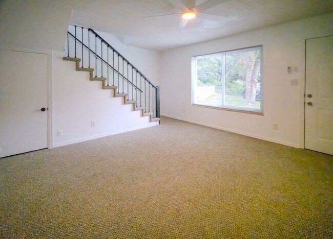 Building Photo - Knoxville 37912 - 2 bedroom, 2.5 bath town...