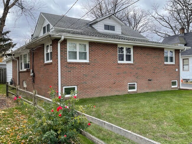 Building Photo - 366 Walker Ave