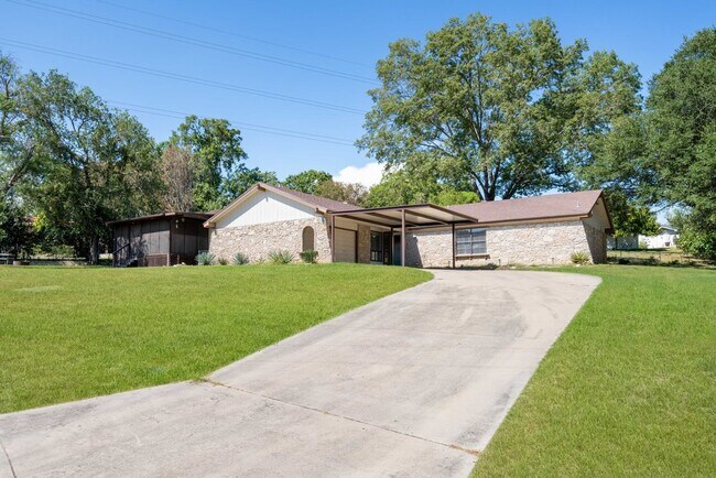 Foto del edificio - Spacious 4-Bedroom Retreat with Fireplace & Island Kitchen in New Braunfels