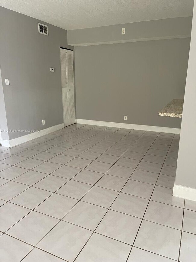 Foto del edificio - 411 Gardens Dr
