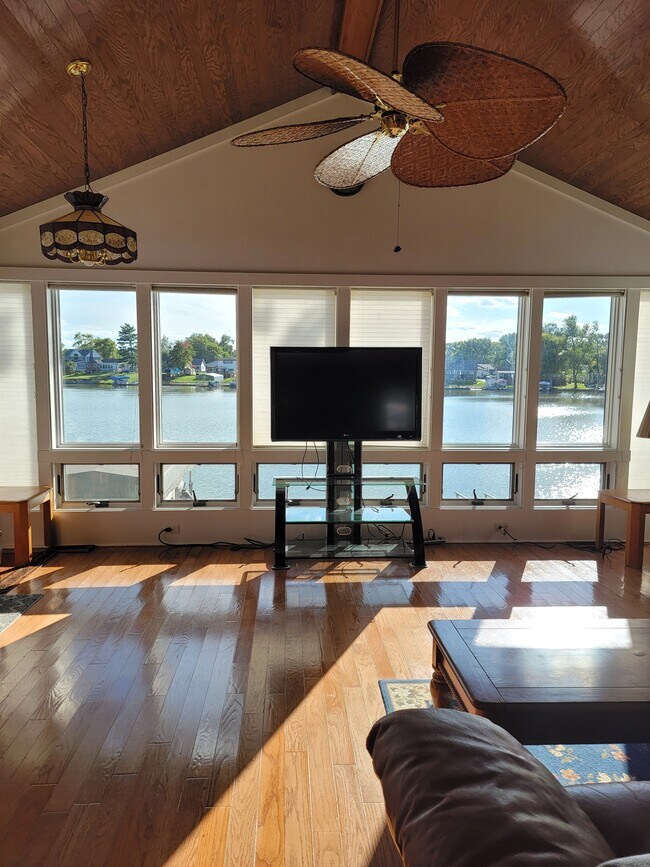 Foto del edificio - 417 Lakeview Ct