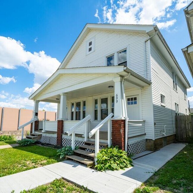 Foto del edificio - 699-701-701 E 4th Ave