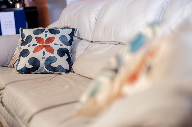 Building Photo - Cozy Fully Furnished - 1 Bedroom Apartment