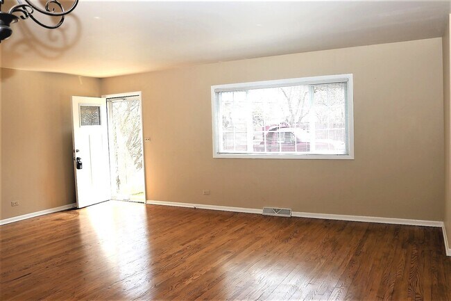 Building Photo - 322 Skokie Ct