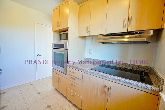 Building Photo - Sweeping Views from this Top Floor Duplex,...