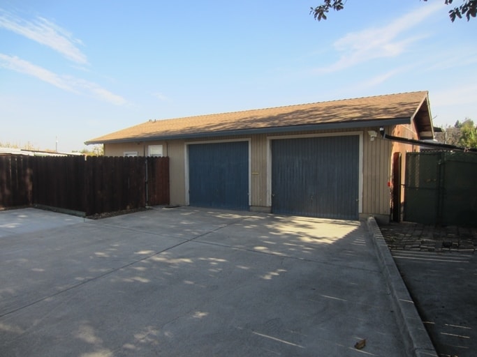 Building Photo - 7881 Thornton Ave