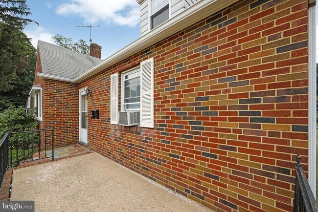 Foto del edificio - 30 Hendrickson Ave