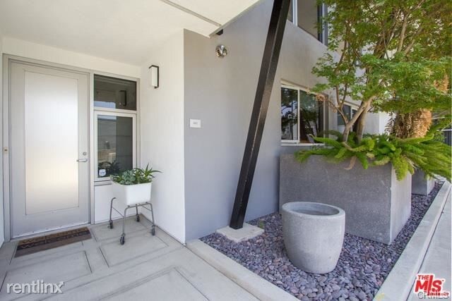 Building Photo - 4111 Sunset Blvd