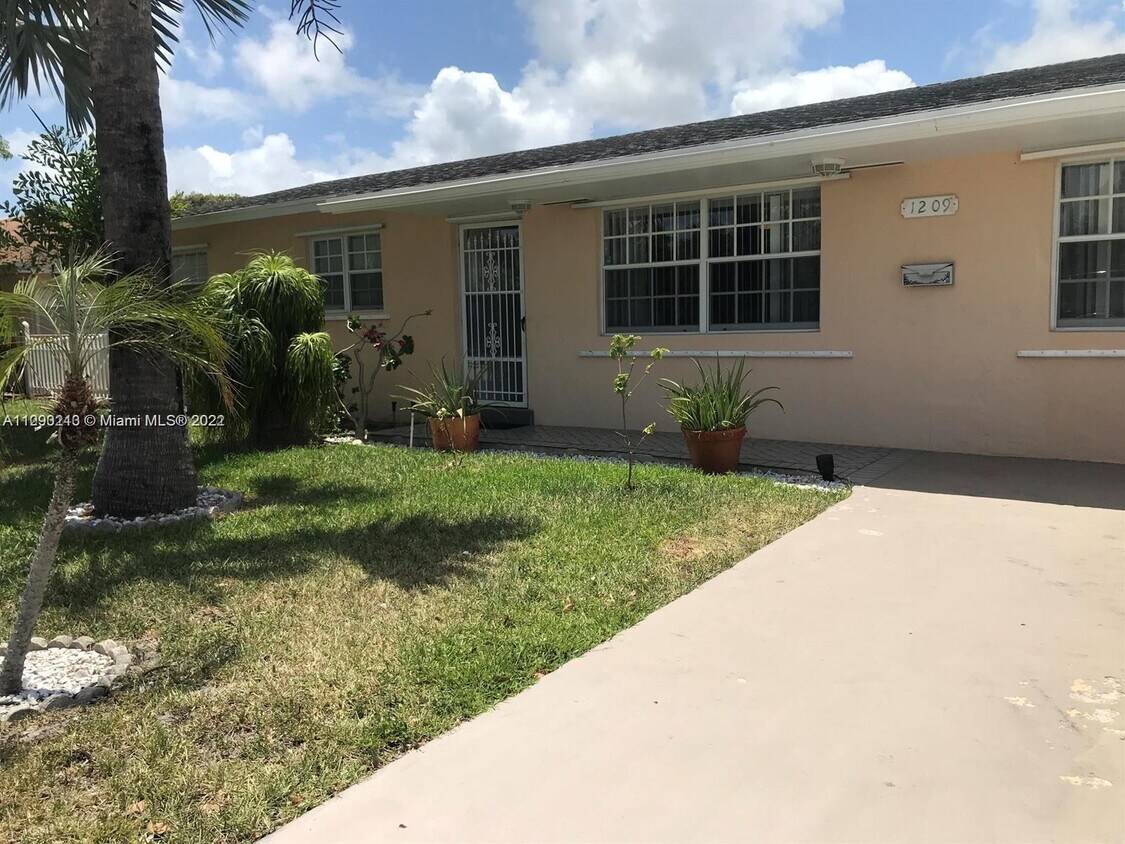 Foto principal - 1209 S G St