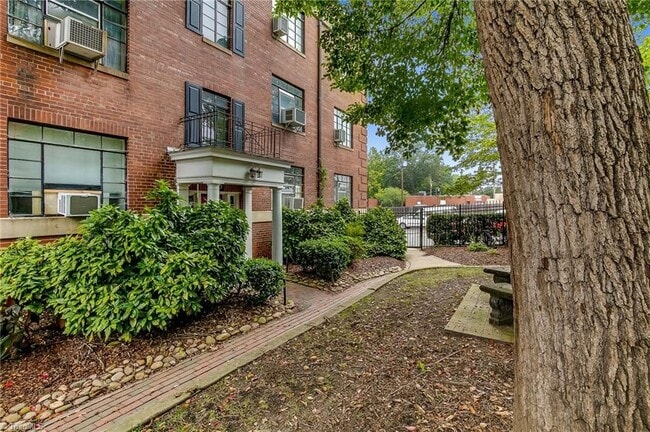 Building Photo - 1217 N Main St