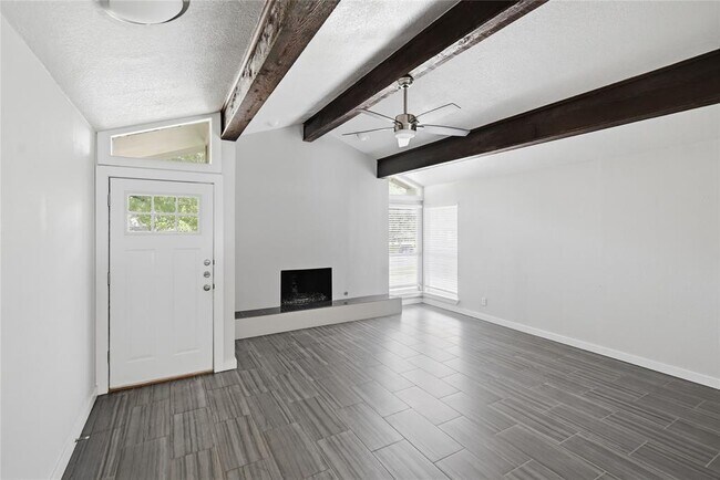 Foto del edificio - 5503 Basswood Ln