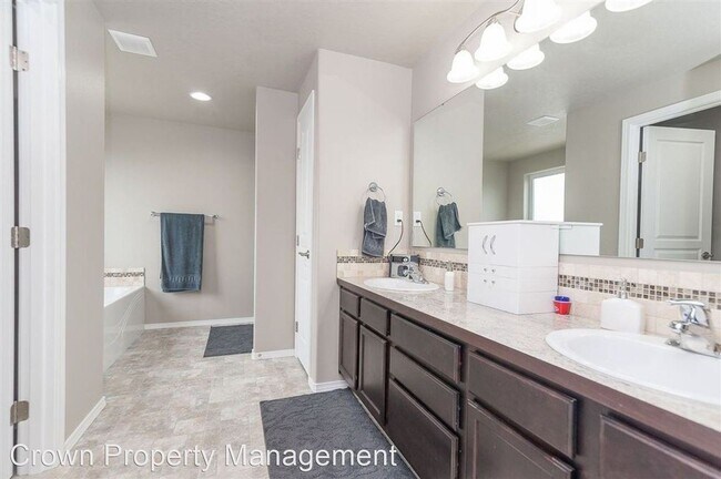 Foto del edificio - 4 br, 3 bath House - 3503 W. 10th Ct.