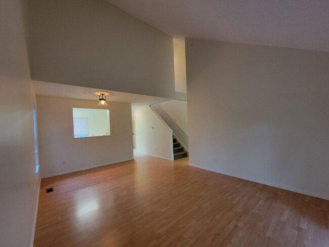 Building Photo - 3 Bedroom 2.5 Bathroom Home