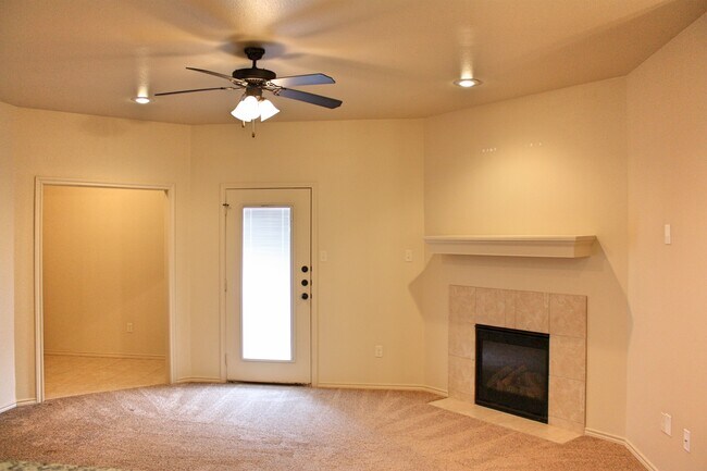 Building Photo - Charming Quad Located On Cul-De-Sac East o...