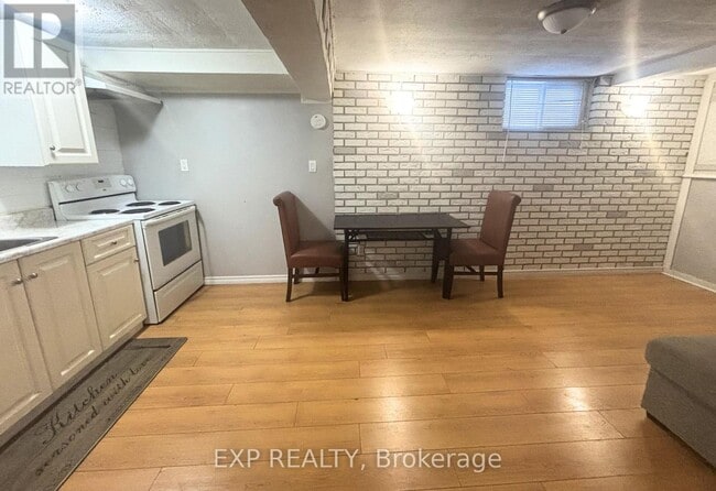 Building Photo - 381 Fleet St