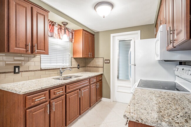 Building Photo - 7715 Sue Ellen Dr