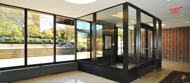 Foto del edificio - 12205 Flatlands Ave