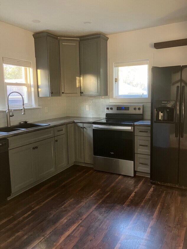 La cocina recientemente remodelada es la primera parte de esta hermosa casa que se ve al entrar. - 124 Rochester Dr