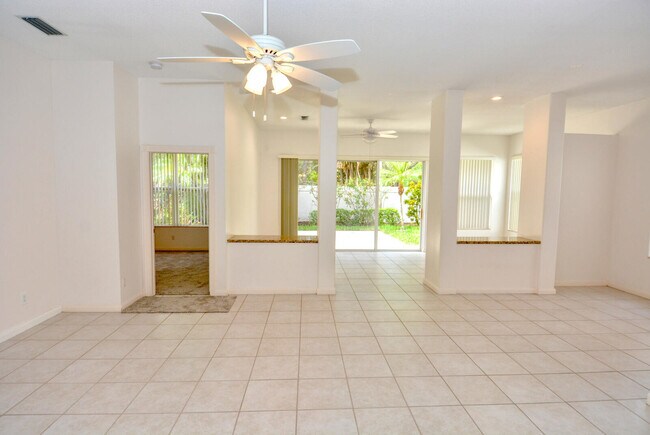 Building Photo - 204 S Hampton Dr
