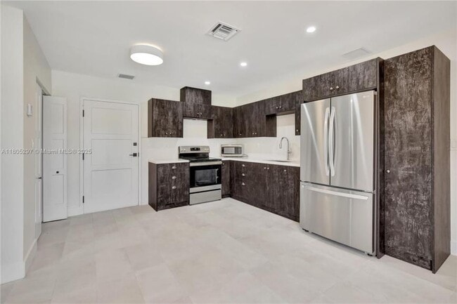 Building Photo - 2 bedroom in Dania FL 33312