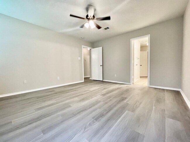 Foto del edificio - 5723 Wandering Creek Dr
