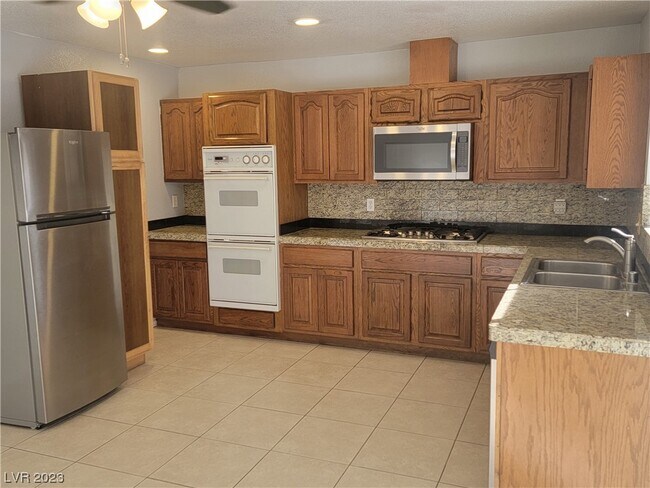 Building Photo - 4155 Oakview St