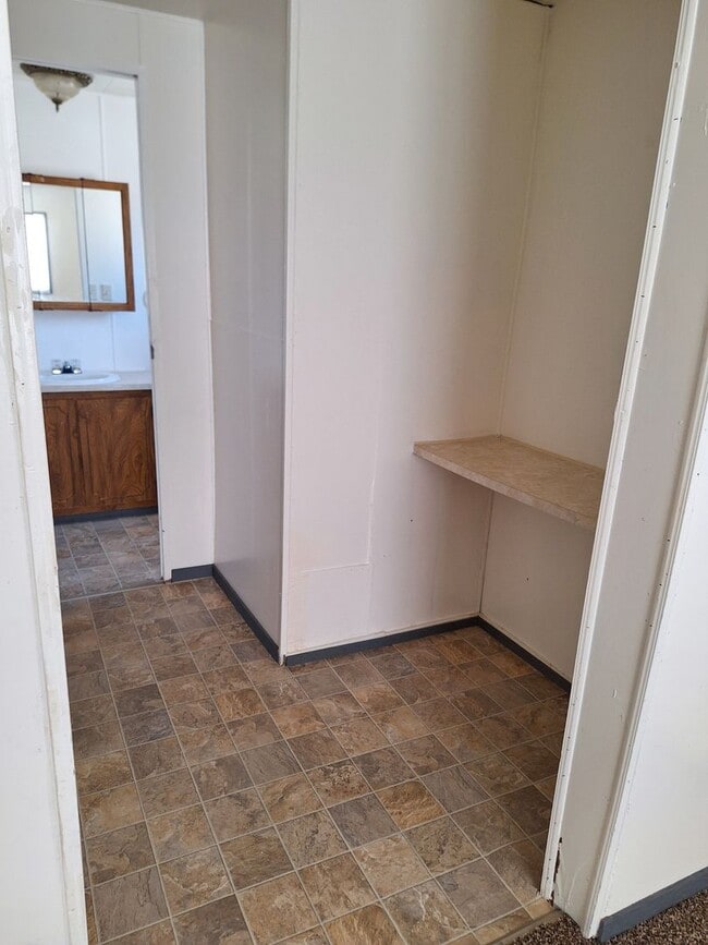 Building Photo - 4 bed 2 bath