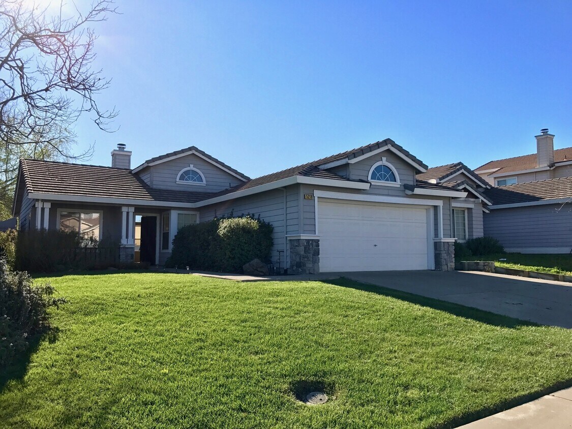 Primary Photo - Move in ready 3bed / 2bath ! Don't miss th...